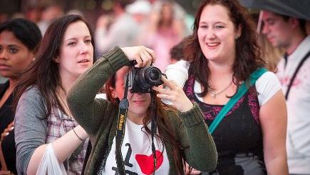 Erkaklar ustidan ayollar hukmronligi aks etgan rus pornosi