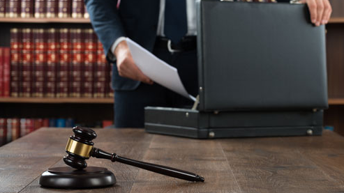 Адвокатам – отдельные лицензии по каждой специализации, право быть третейским судьей, мобильники в судах и др.
