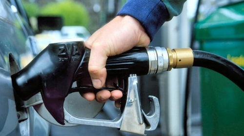 Налог на потребление бензина снизился вдвое