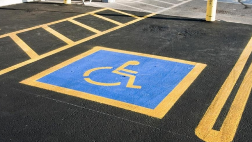 На парковках рынков, торговых комплексов и других объектов – 5% бесплатных мест для инвалидов